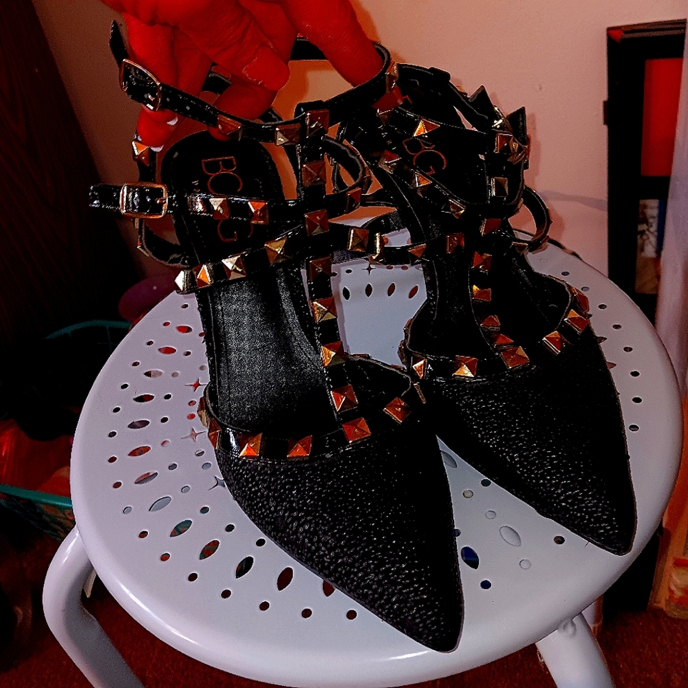BCBGMAXAZRIA BLACK STRAP HEELS
